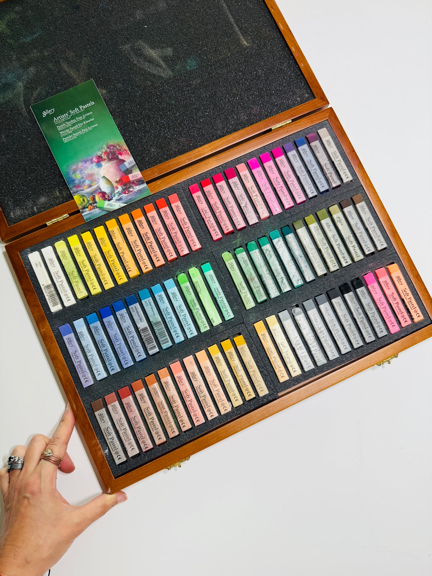 Mungyo Gallery Artists’ Soft Pastels 72 set in Wooden Box