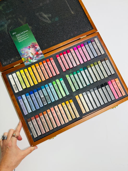Mungyo Gallery Artists’ Soft Pastels 72 set in Wooden Box