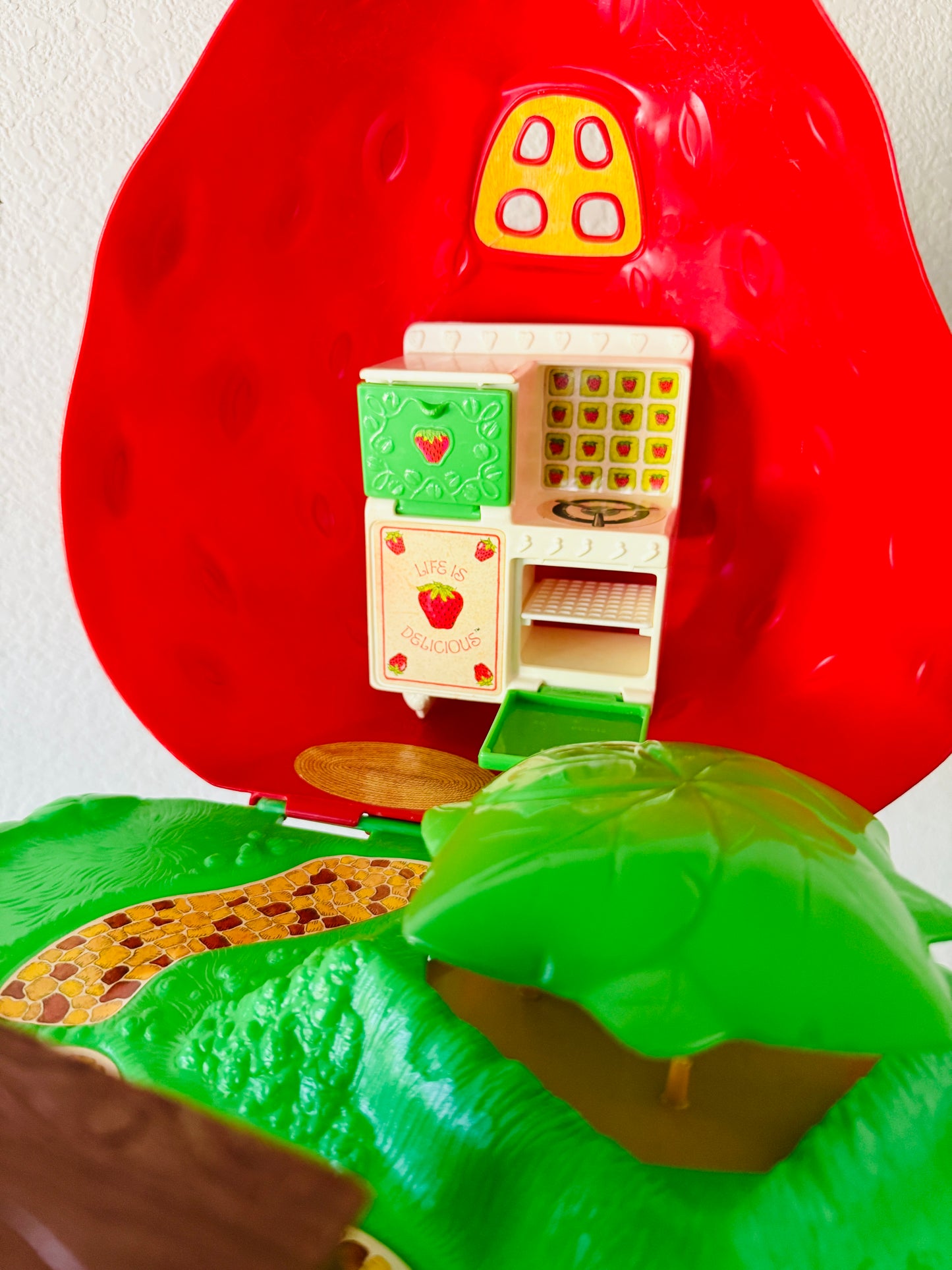 Vintage Strawberry Shortcake Berry Bake Shoppe Playset